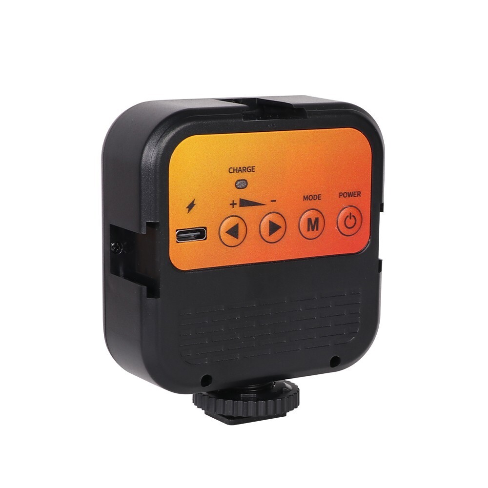 Xử lý đèn sân khấu nhỏ tùy chỉnh, quay các bản vá camera đầy màu sắc, và sau đó làm việc với nhau trên một màn hình trực tiếp.