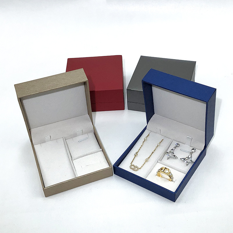 3 sets of boxes in the necklace of jewelry with pearl rings nailed to the earring