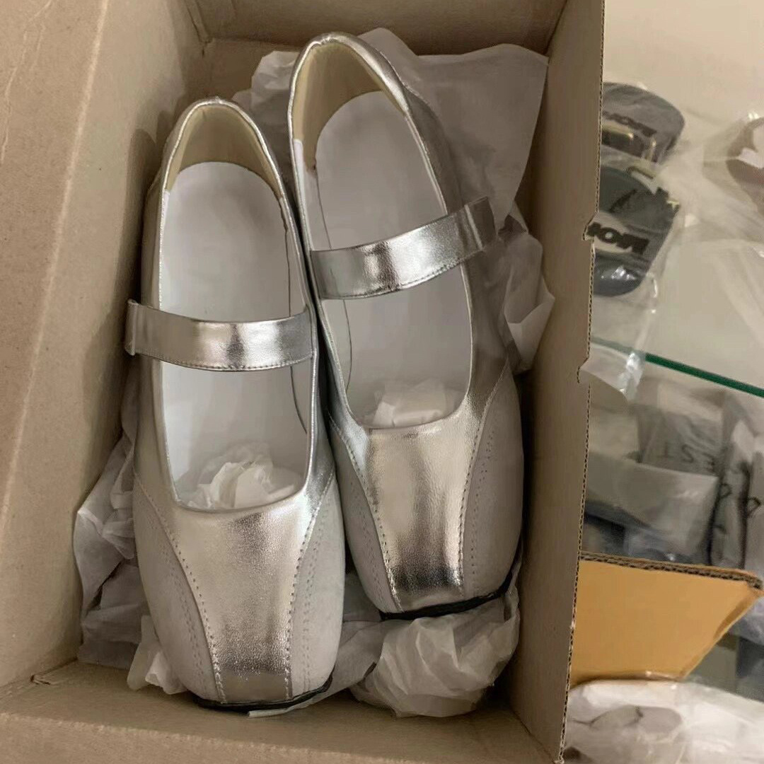 Cow-skinned. French square flat. Mary Jane's 24-year-old new shoes.