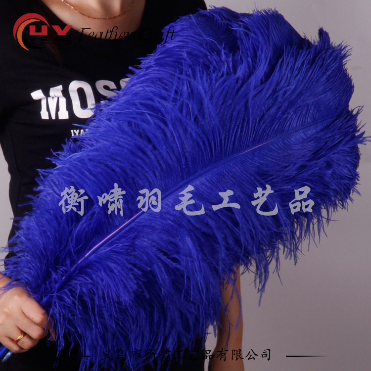 The blue ostrich feathers, DIY, led the dinner table and the bouquets to the hair of the feathers.