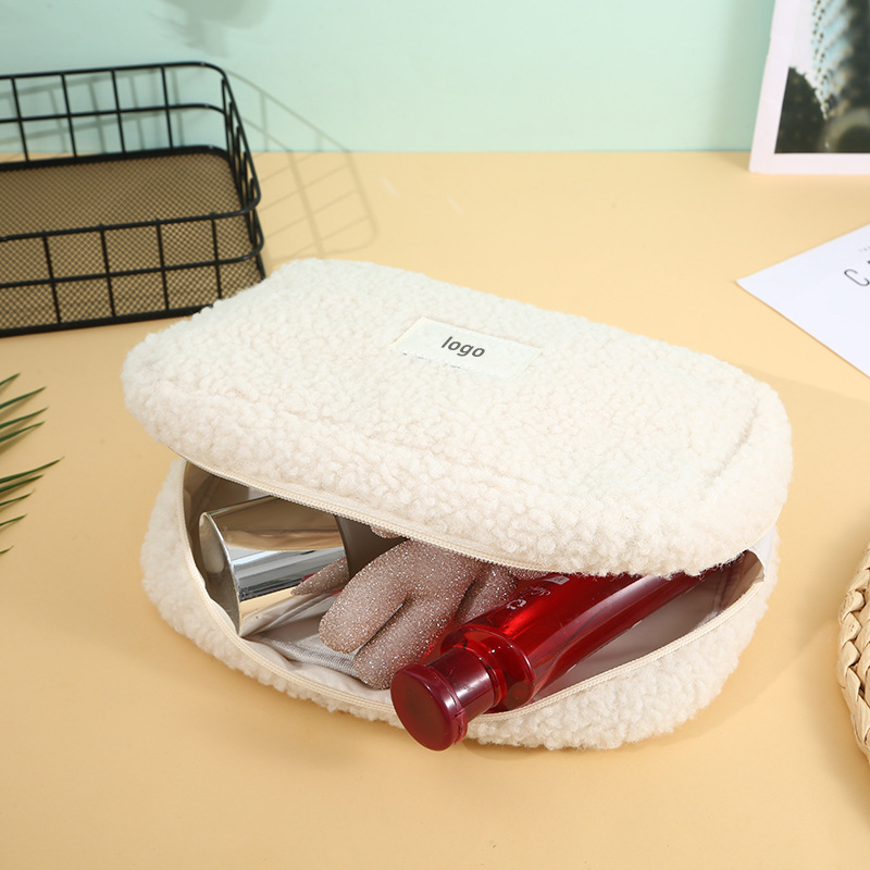 The Korean version of the velvet make-up bag has a large volume of Zero Wallet for the bag.