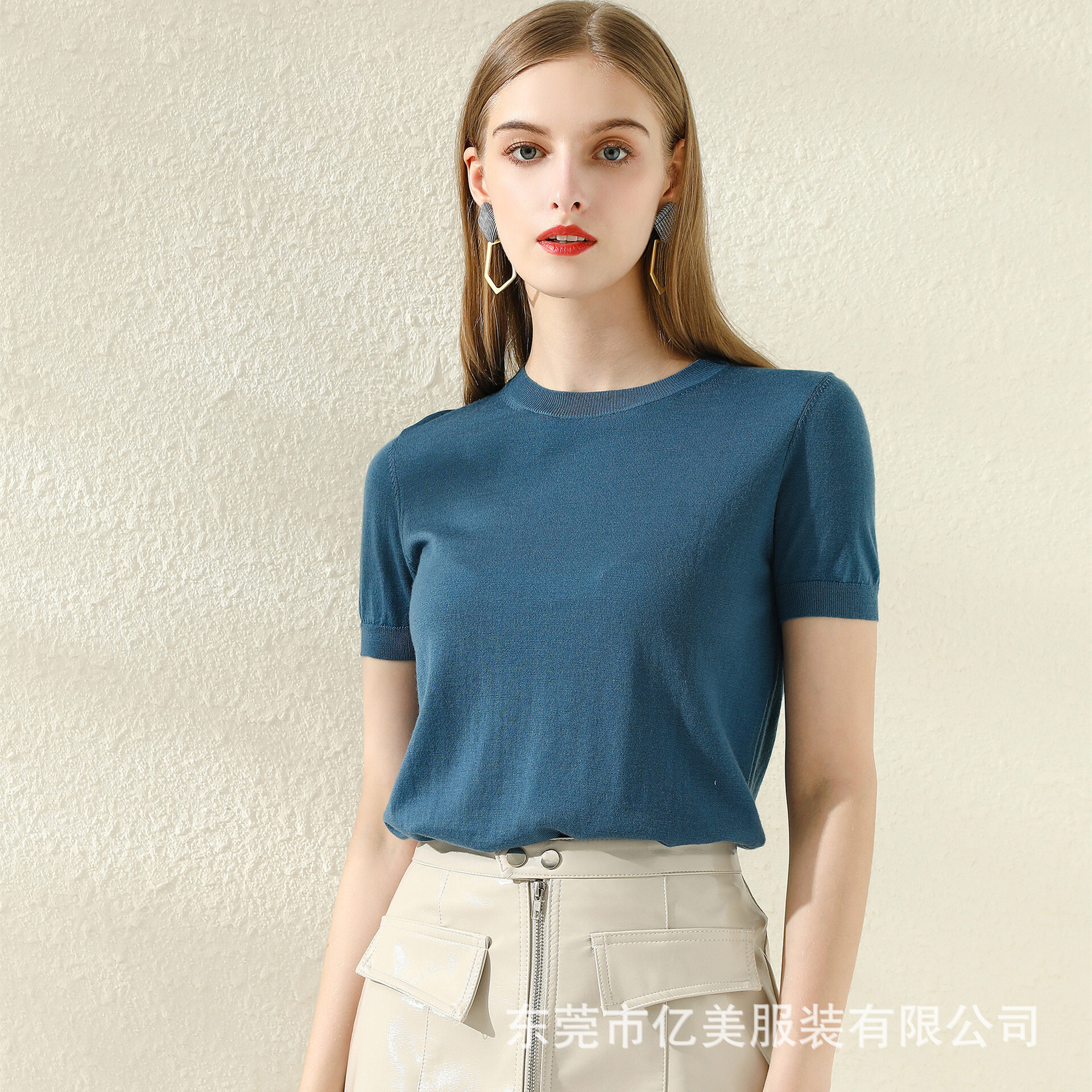 Ngôi sao và cùng một quá trình áo len tùy chỉnh một loạt nhỏ của một chiếc áo len màu sắc tinh khiết.