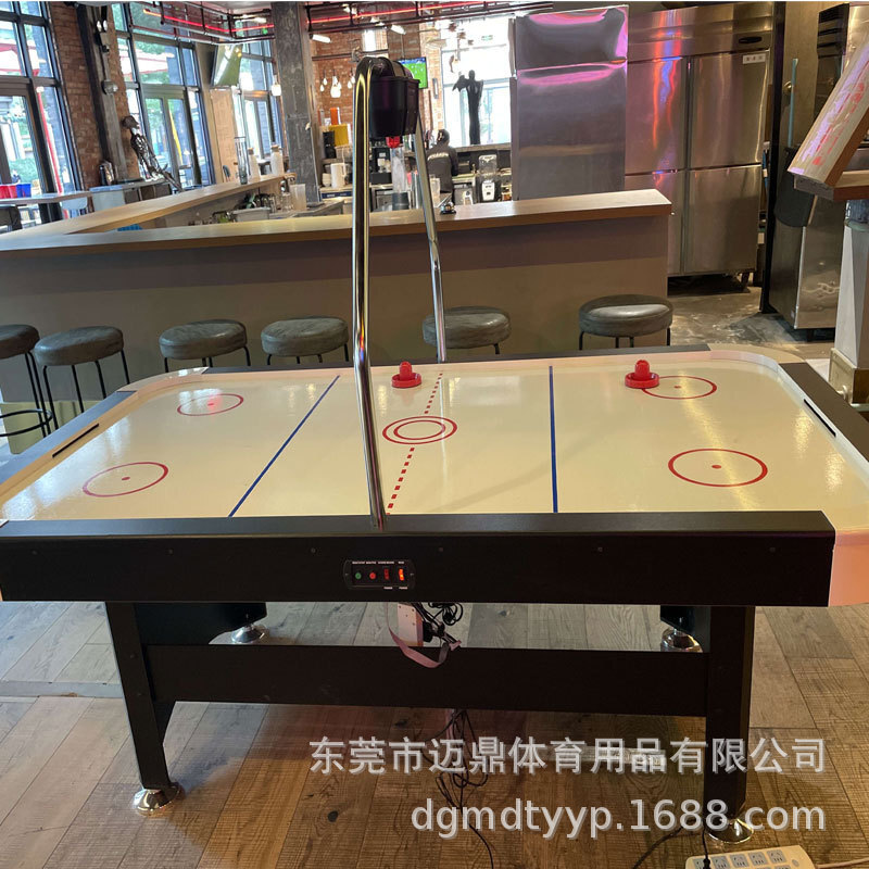 Số đếm tự động trên bảng hockey được chia thành hai bảng với người lớn chơi khúc côn cầu.