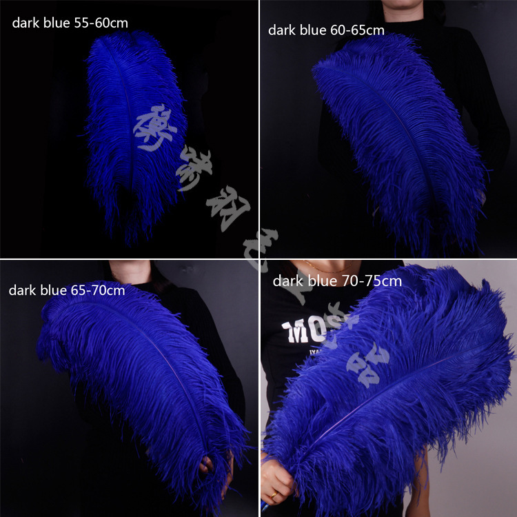 The blue ostrich feathers, DIY, led the dinner table and the bouquets to the hair of the feathers.