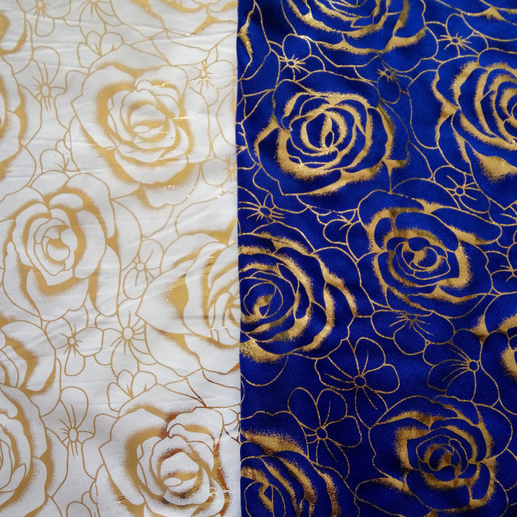 The factory sells the new four-faced crocheted roses hot, and the barbed-wielded fabric is wholesaled.