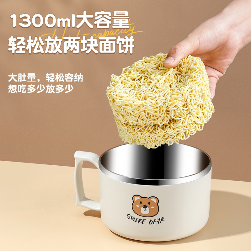Ký túc xá dành cho sinh viên không rỉ thép với một bát đầy bi-đông và một hộp đồ chơi.