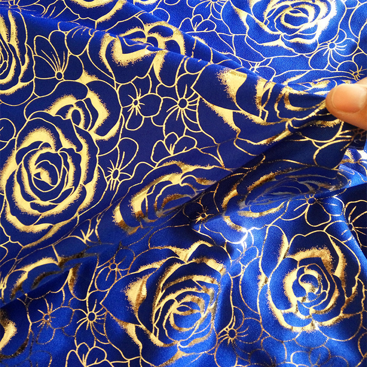 The factory sells the new four-faced crocheted roses hot, and the barbed-wielded fabric is wholesaled.