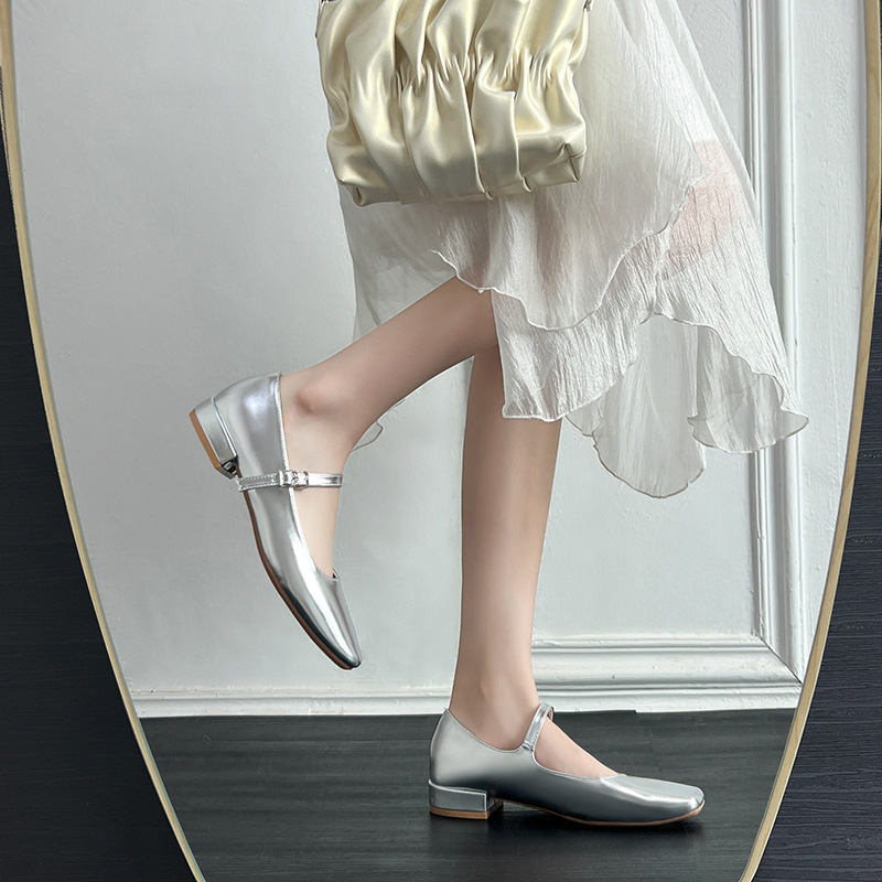 2024 new French-style silver-colored, white-coloured Mary Jane-shoe girl with a single one-word strip.
