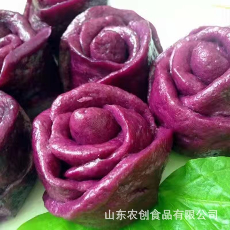 Được đánh thức bởi một hộp quà tặng siêu cấp của một người nướng bánh với những bó bánh mì và bột mì.
