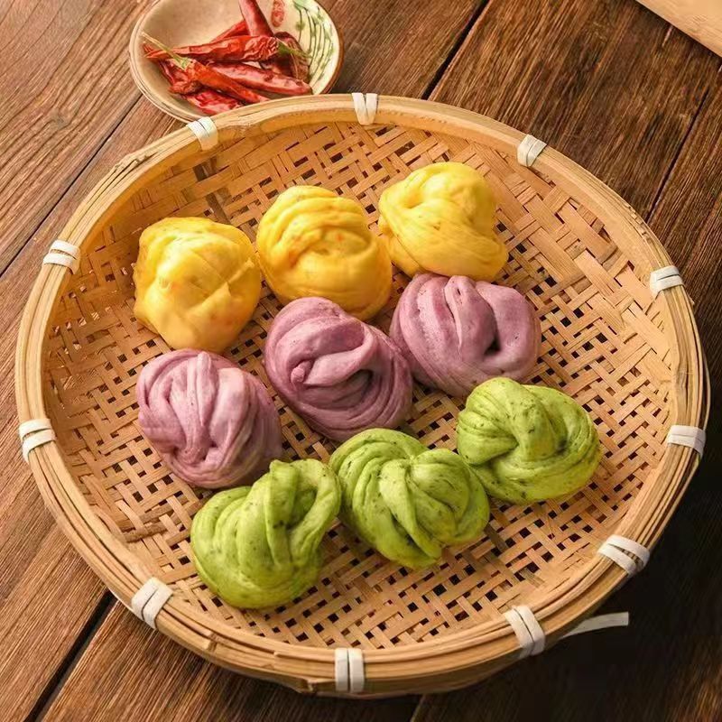 Được đánh thức bởi một hộp quà tặng siêu cấp của một người nướng bánh với những bó bánh mì và bột mì.