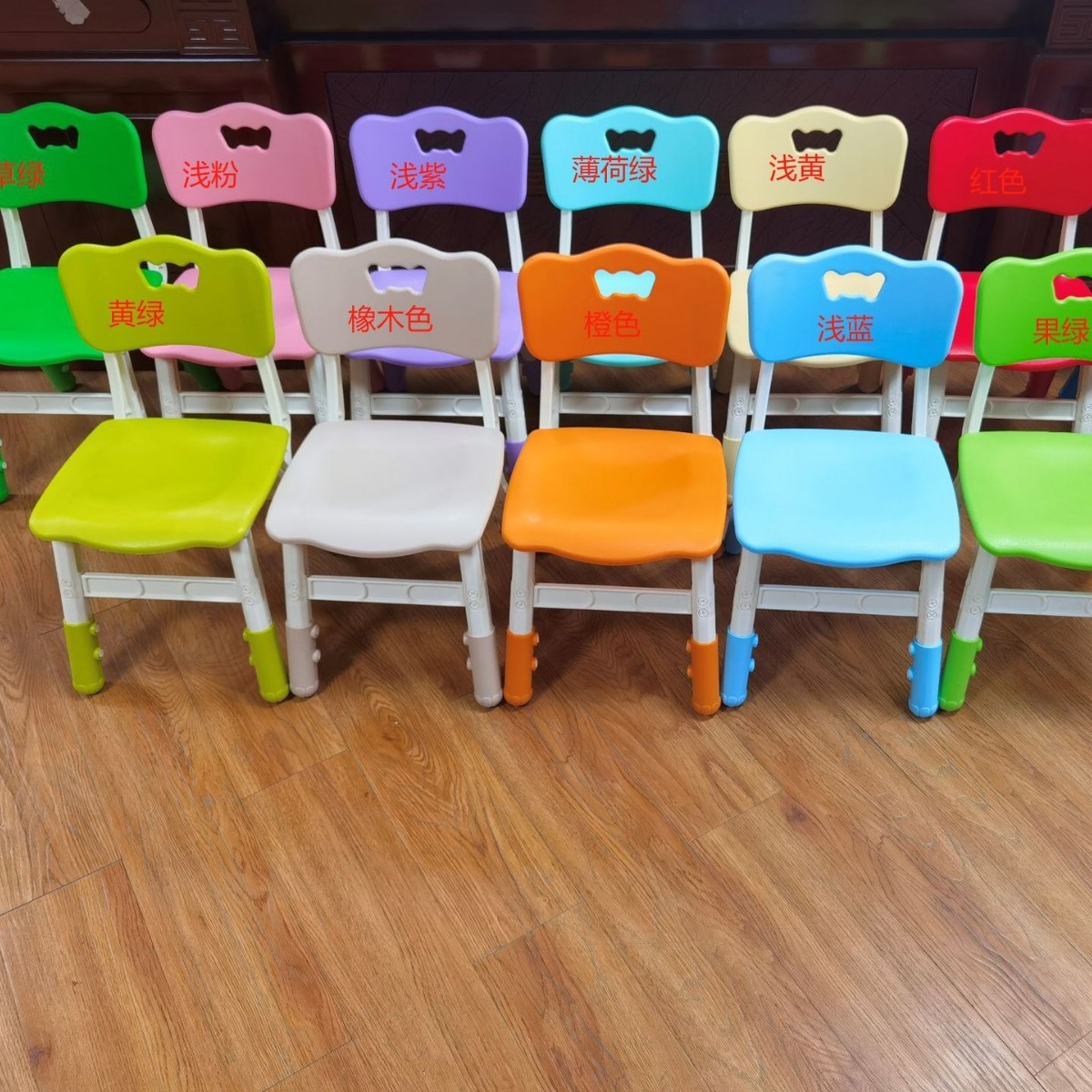 The same-sex kindergarten plastic can lift a chair, a butterfly chair, a chair for a child, a lift and a thicker table.