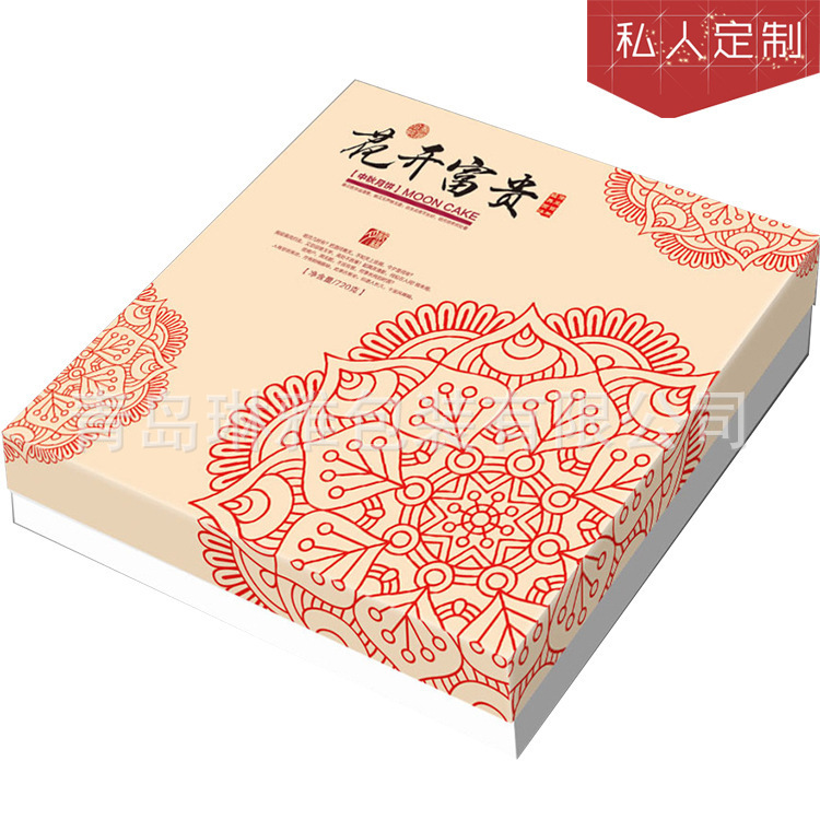 Nhà sản xuất đã tùy chỉnh và xử lý một hộp quà tặng cho một gói quà với nhiều chi tiết khác nhau.