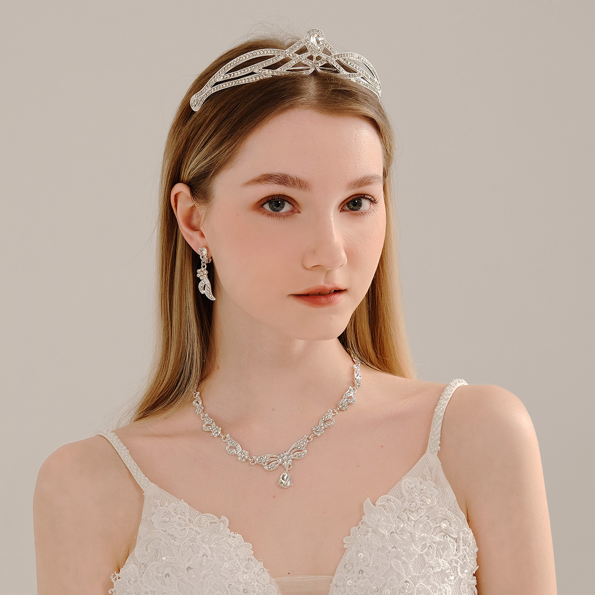 3 sets of wedding dress dinner with a bride's necklace.