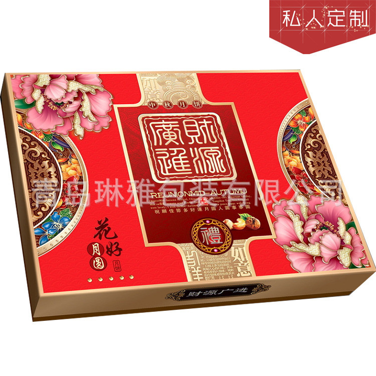 Nhà sản xuất đã tùy chỉnh và xử lý một hộp quà tặng cho một gói quà với nhiều chi tiết khác nhau.