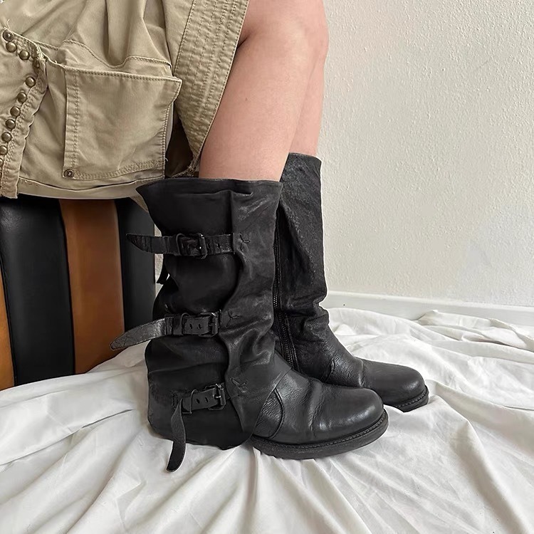 Cow-skin ♪ The old old West Cowboy's Boots in the black pile of boots ♪