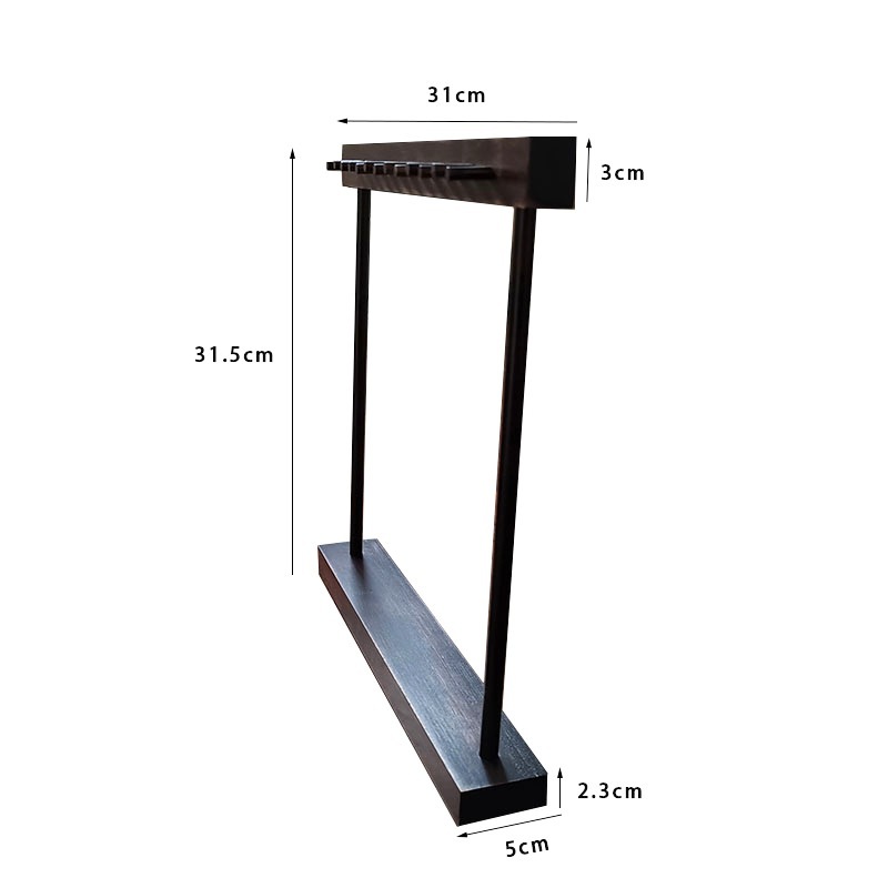 Chiếc vòng cổ hồi tưởng hiển thị vòng tay bằng gỗ để trưng bày cửa sổ trên bàn.
