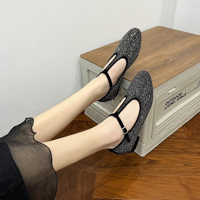 In 2024, the new Mary Jane Shoegirl, who worked so hard in the middle of the night, drilled comfortable supersoft shoes.