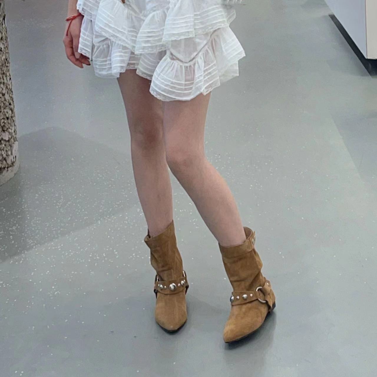 Skin version ~ Old, small, round, round-tone metal, West Cowboy Boots and Scrawny Boots.