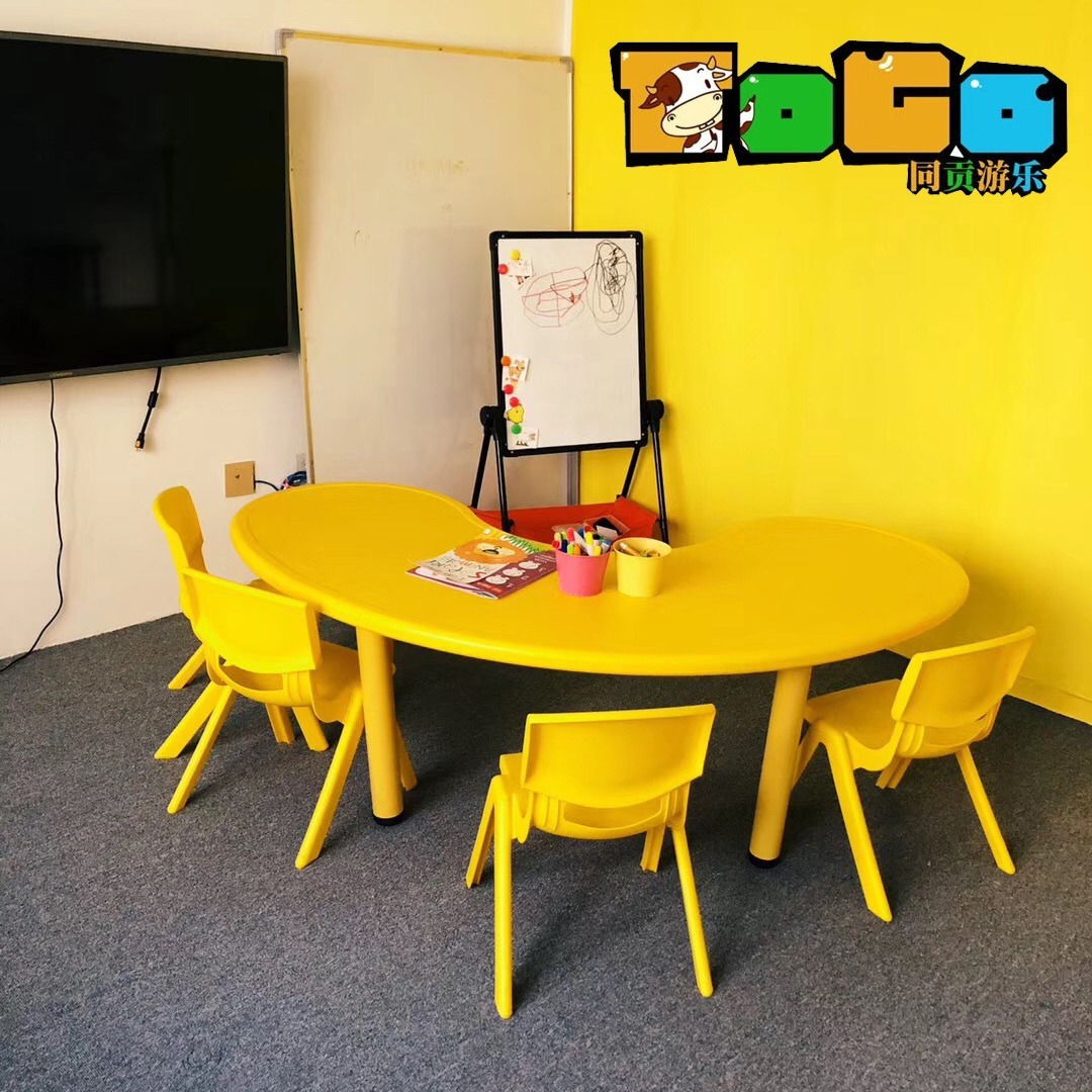 School lift table with children's tables and chairs in a plastic moon table