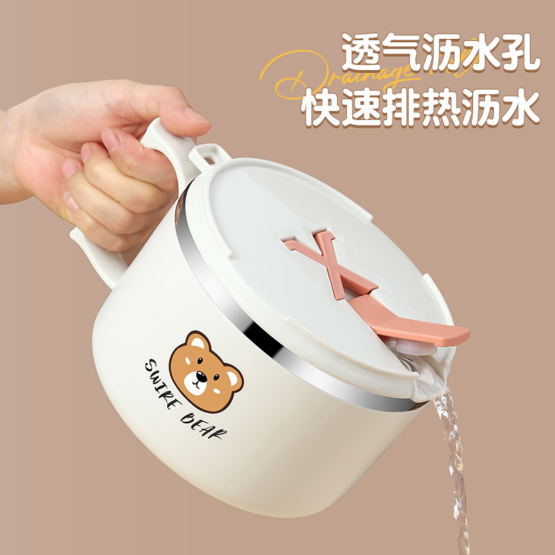Ký túc xá dành cho sinh viên không rỉ thép với một bát đầy bi-đông và một hộp đồ chơi.