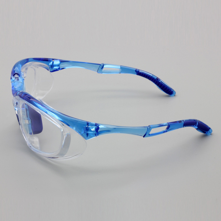 The Rik factory works directly for the sports industry to protect against impact and close-sighted eyeglasses.