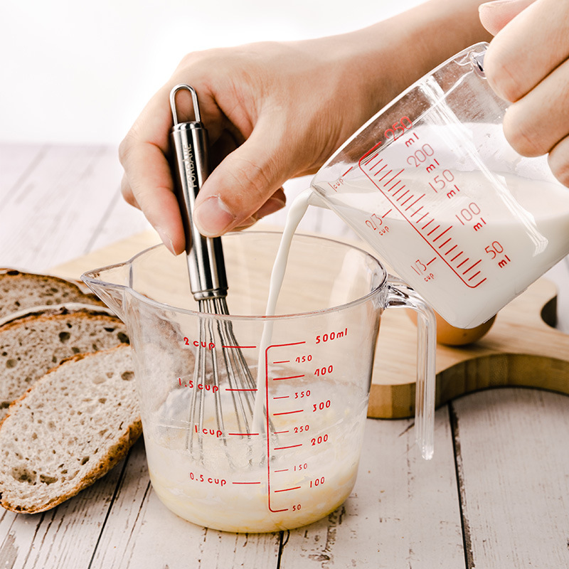 A plastic-transparent liquid with a stubble baking barrel, a baking tool home.