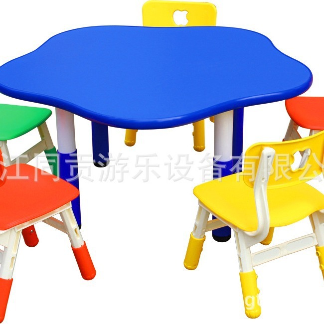 Children studying plum-shaped games in the same nursery school can regulate creative drawings and chairs