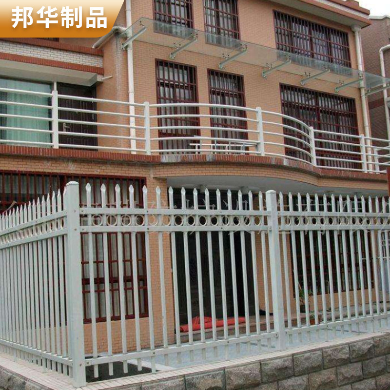 The factory customised the balcony guard to protect the guard against the aluminium balcony.