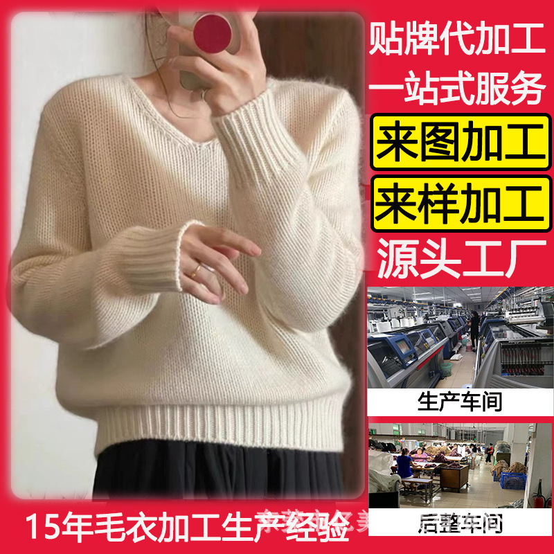 Một cô gái 23 tuổi với một chiếc áo len ngắn và mỏng.