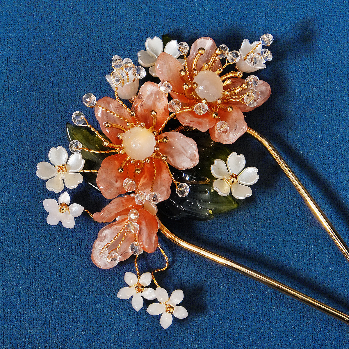 A new Chinese dresser 와 a bouquet 의 부케 과 a bouquet 의 부케 과 bouquet 의 a crystal pin.