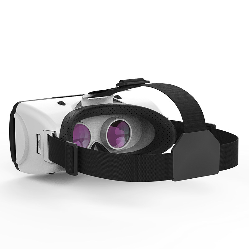 The manufacturer wears digital glasses on the head of the vr glasses 3d virtual game for the G06 phone.