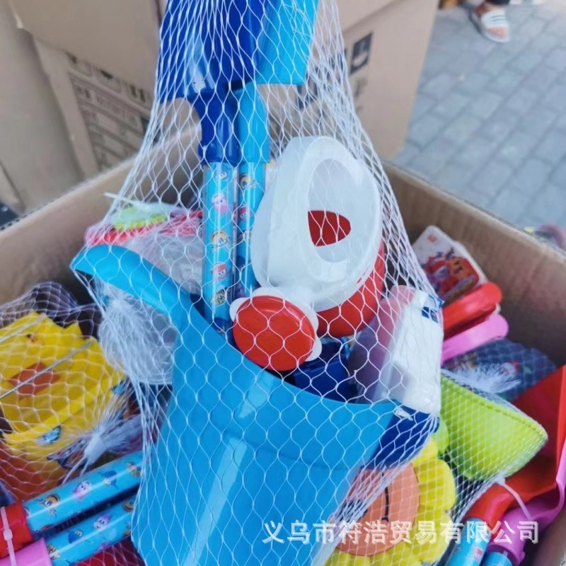 Summer is called the beach toy set up with children on the beach to dig for sand shovels and sand buckets.