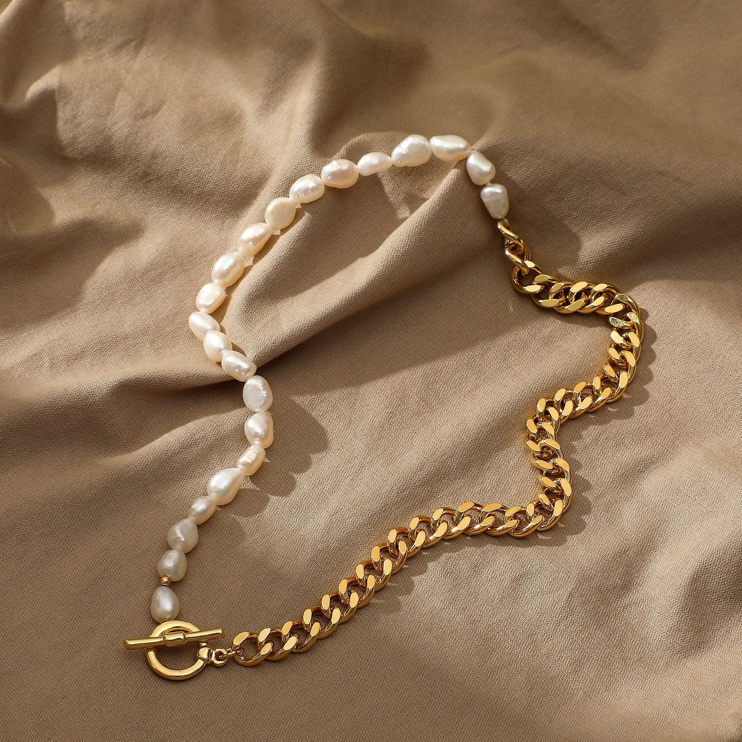 A retro fashioned pearl necklace of 14k, a gold-plated Cuban male and female necklace of the Euro-American INS network.