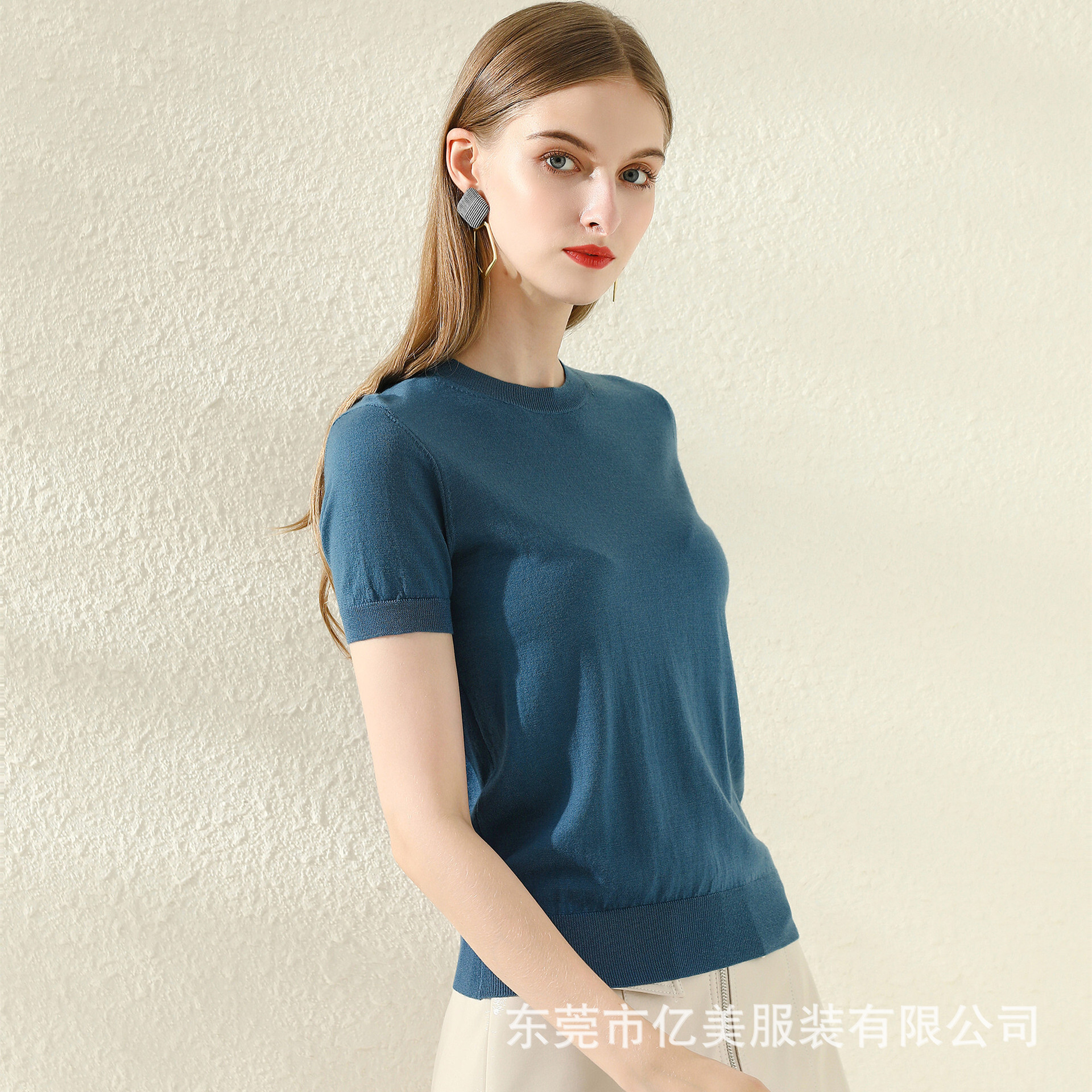Ngôi sao và cùng một quá trình áo len tùy chỉnh một loạt nhỏ của một chiếc áo len màu sắc tinh khiết.