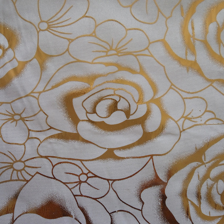 The factory sells the new four-faced crocheted roses hot, and the barbed-wielded fabric is wholesaled.