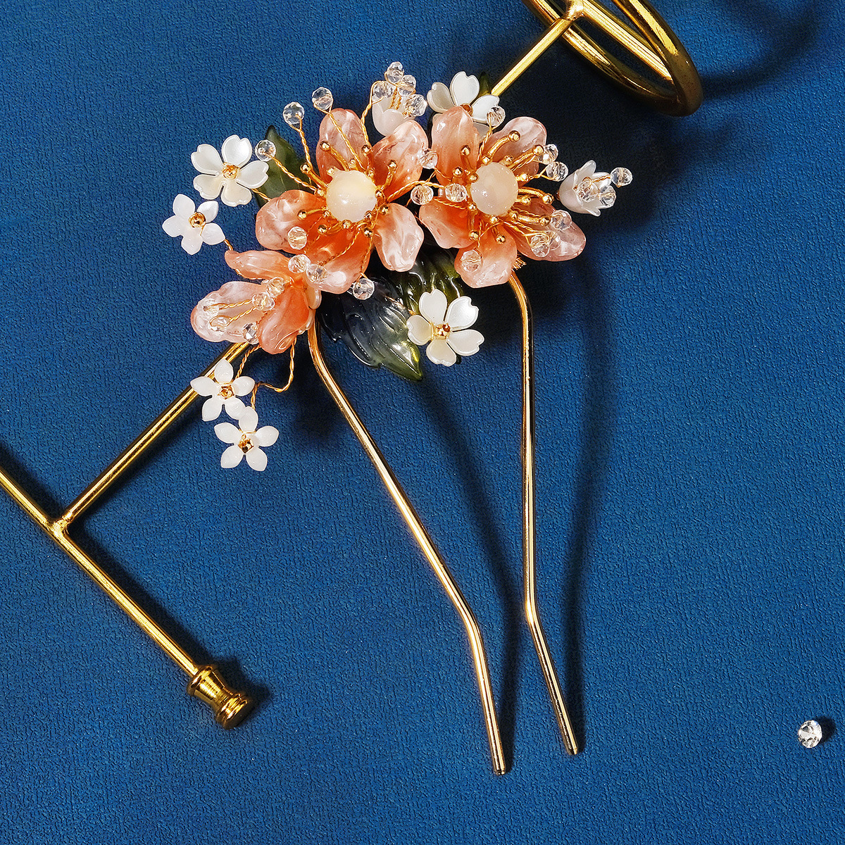 A new Chinese dresser 와 a bouquet 의 부케 과 a bouquet 의 부케 과 bouquet 의 a crystal pin.