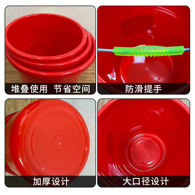 가정 저장을 위한 새로운 플라스틱 물통.