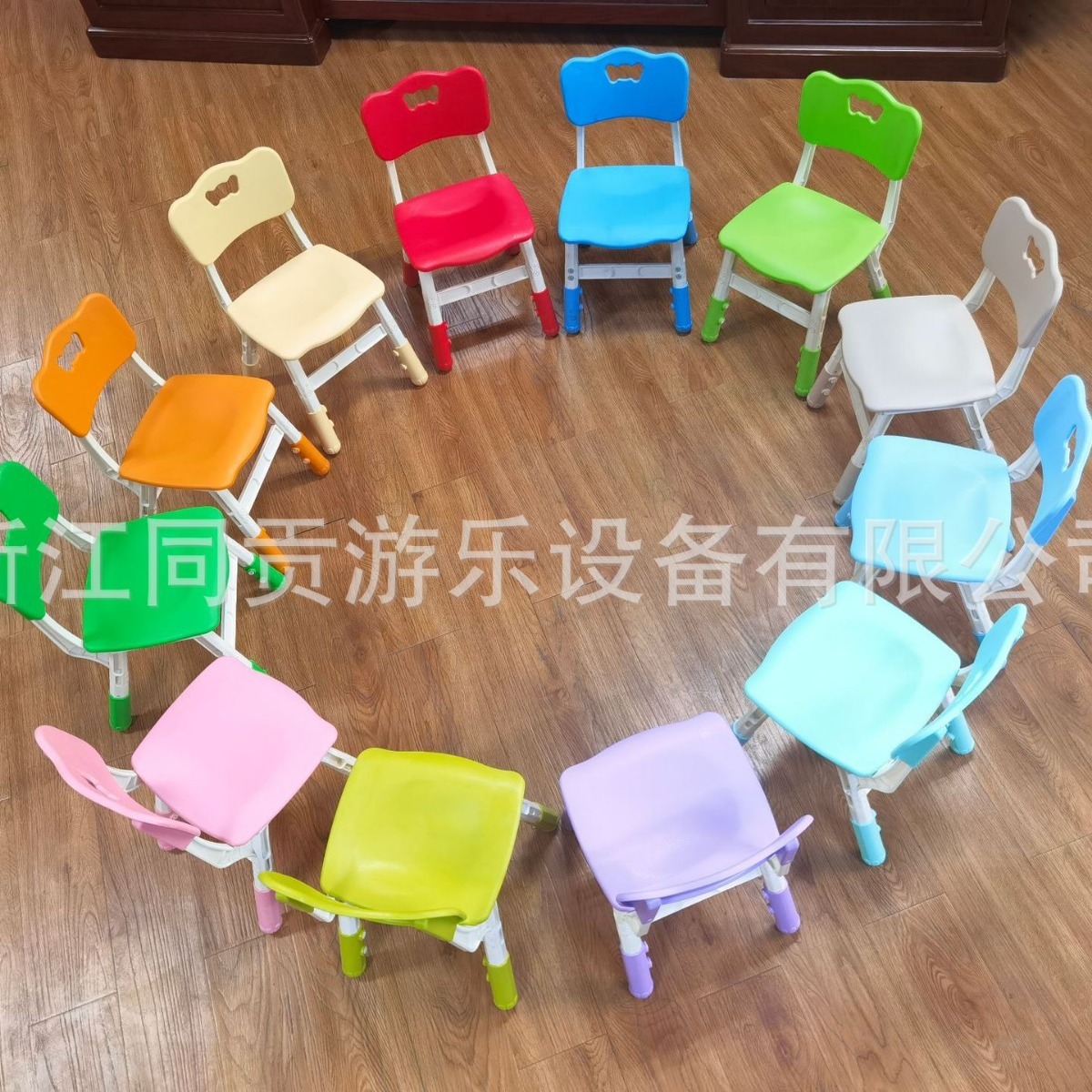 The same-sex kindergarten plastic can lift a chair, a butterfly chair, a chair for a child, a lift and a thicker table.