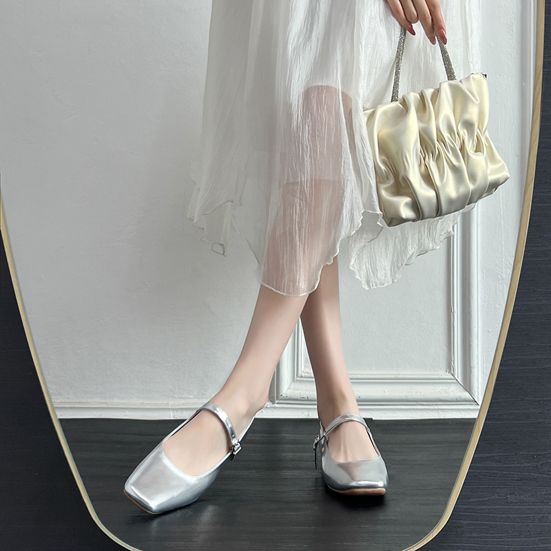 2024 new French-style silver-colored, white-coloured Mary Jane-shoe girl with a single one-word strip.