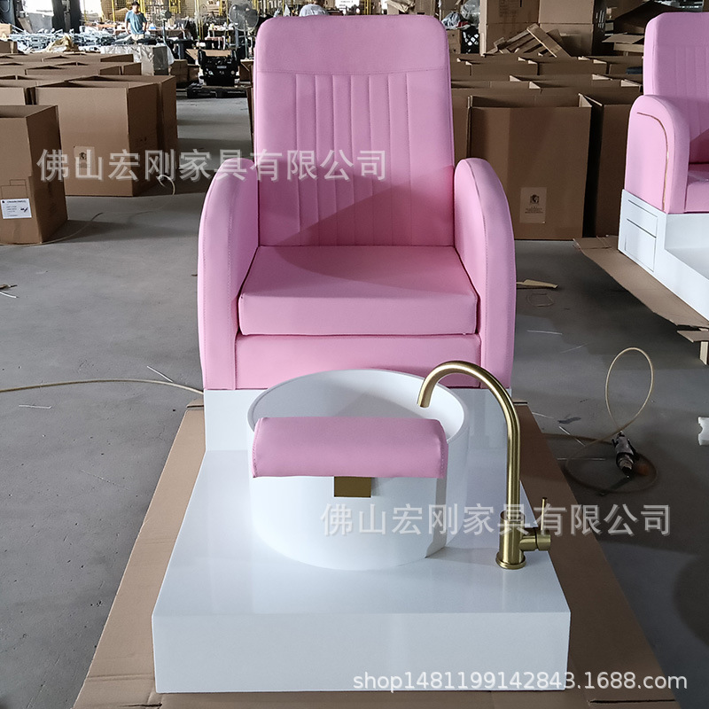 M.P.A. Sofa đang tắm và rửa chân.