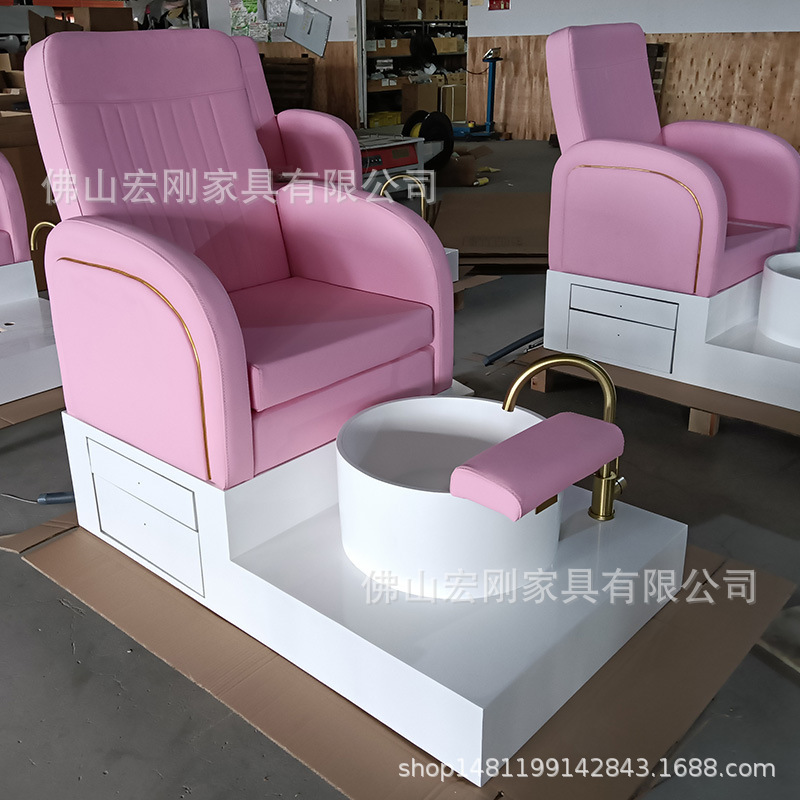 M.P.A. Sofa đang tắm và rửa chân.