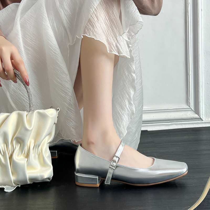 2024 new French-style silver-colored, white-coloured Mary Jane-shoe girl with a single one-word strip.