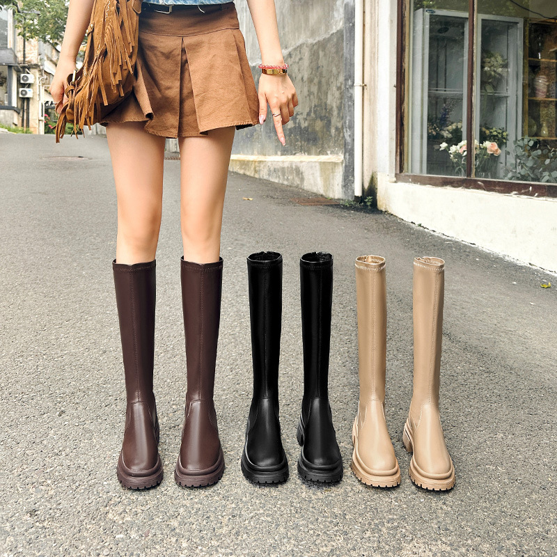 But in 2024, the knee boot girl had a new British wind, and the boot girl had a thin, thin boots and tall boots.