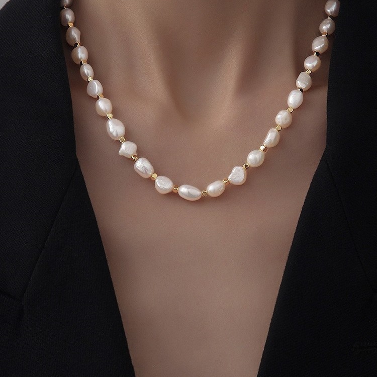 The new natural pearl necklace girl designed Barlock's unruly chain to the uppermost sense of the pearl neck.