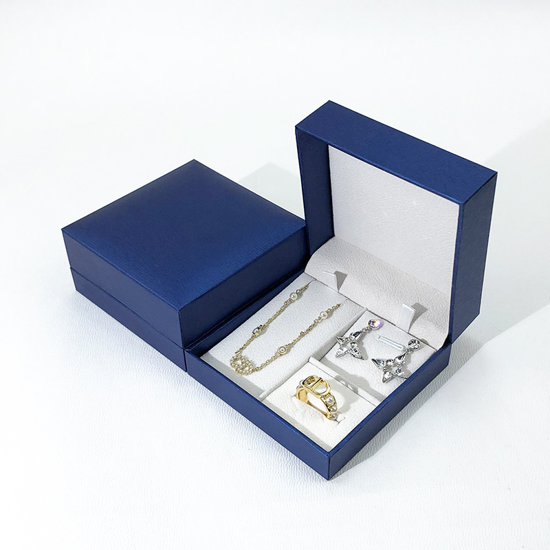 3 sets of boxes in the necklace of jewelry with pearl rings nailed to the earring