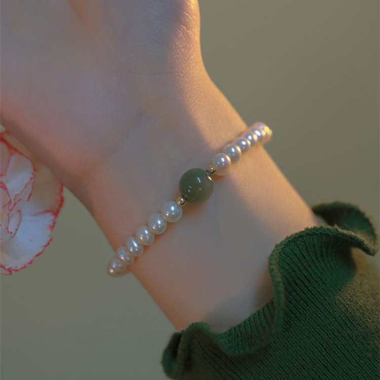 The Korean cat-eyed, blue-eyed, fresh-water pearl bracelet girl.