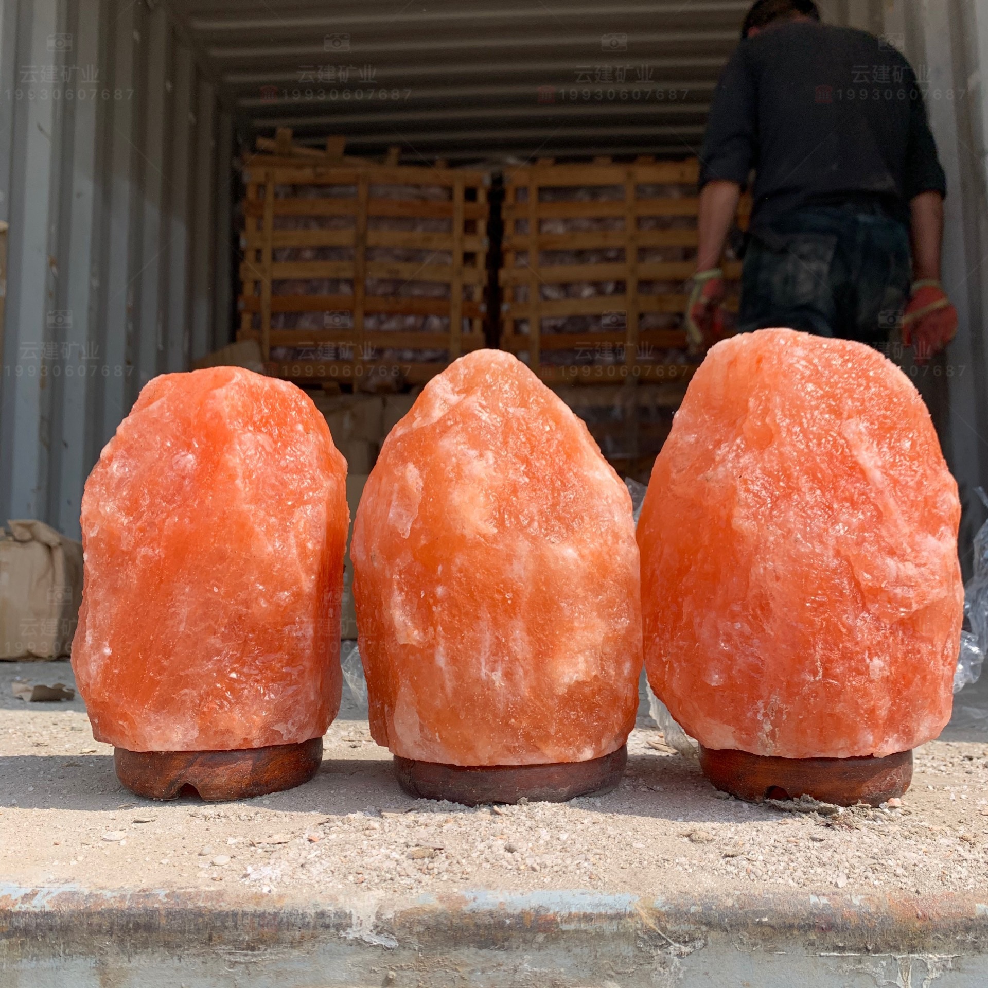 The factory distributes Himalayas salt lamps, crystal salt lamps, gift lamps, bedroom headlights, night stand lights.