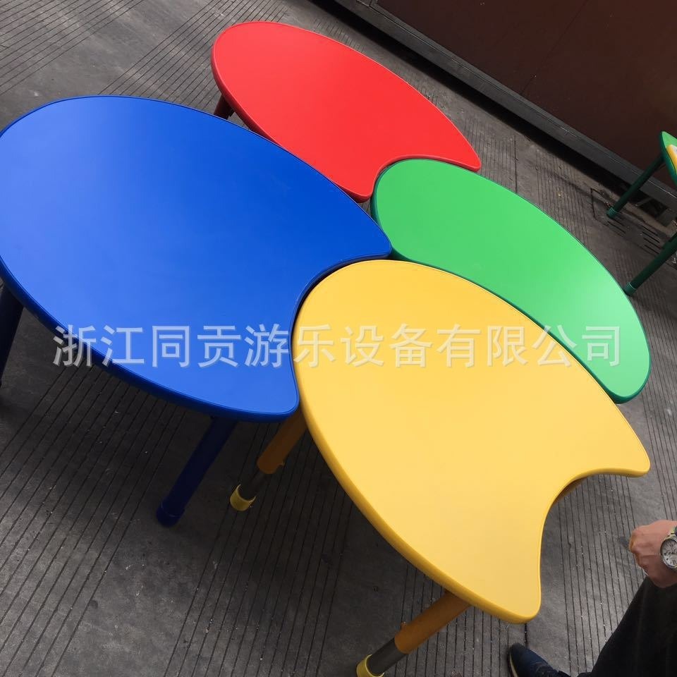 Half a circle moon tooth table of a co-ronary kindergarten can rise up to adjust the children's fanny table of a table and chair.