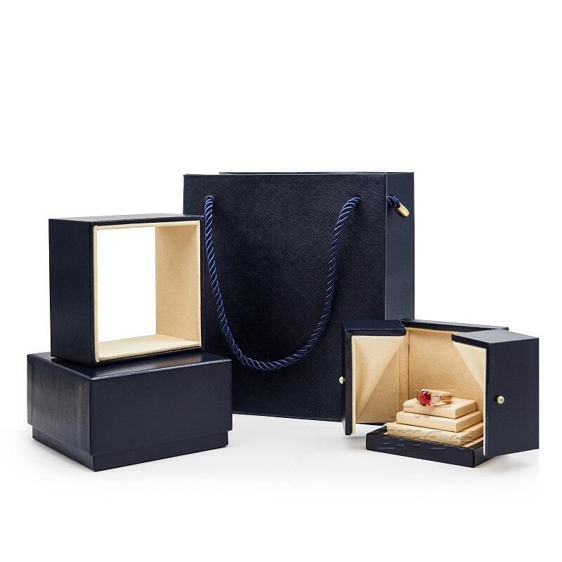 The high-end box of the luxurious crown ring proposes a diamond-rearing box packed in a bag.