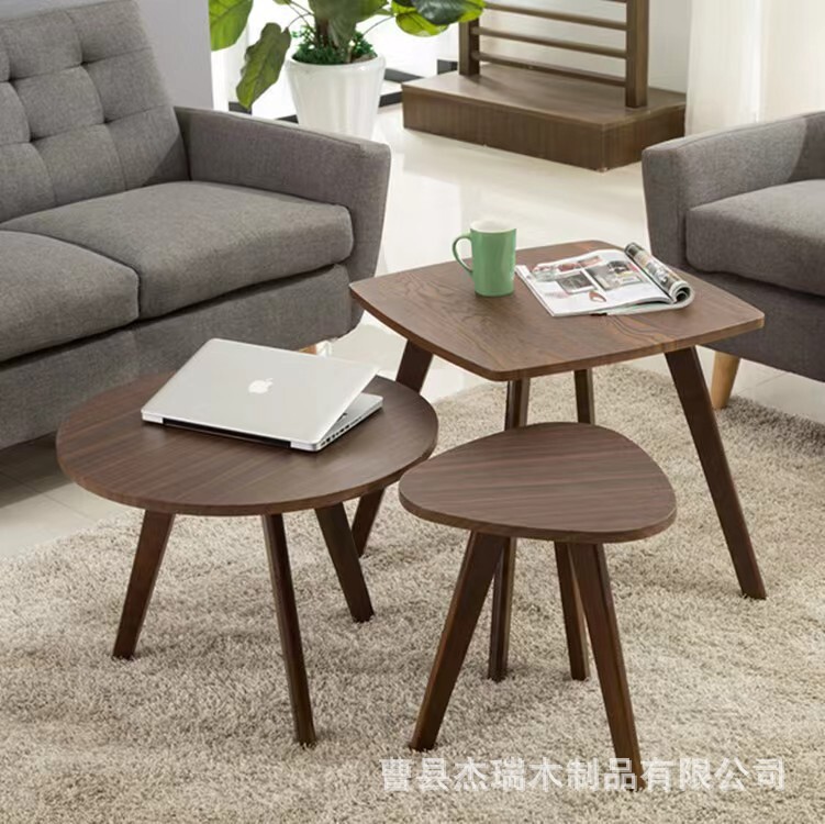 Một vài ngày trà nhà với một chiếc ghế sofa tròn và một tam giác gió Bắc đơn giản.